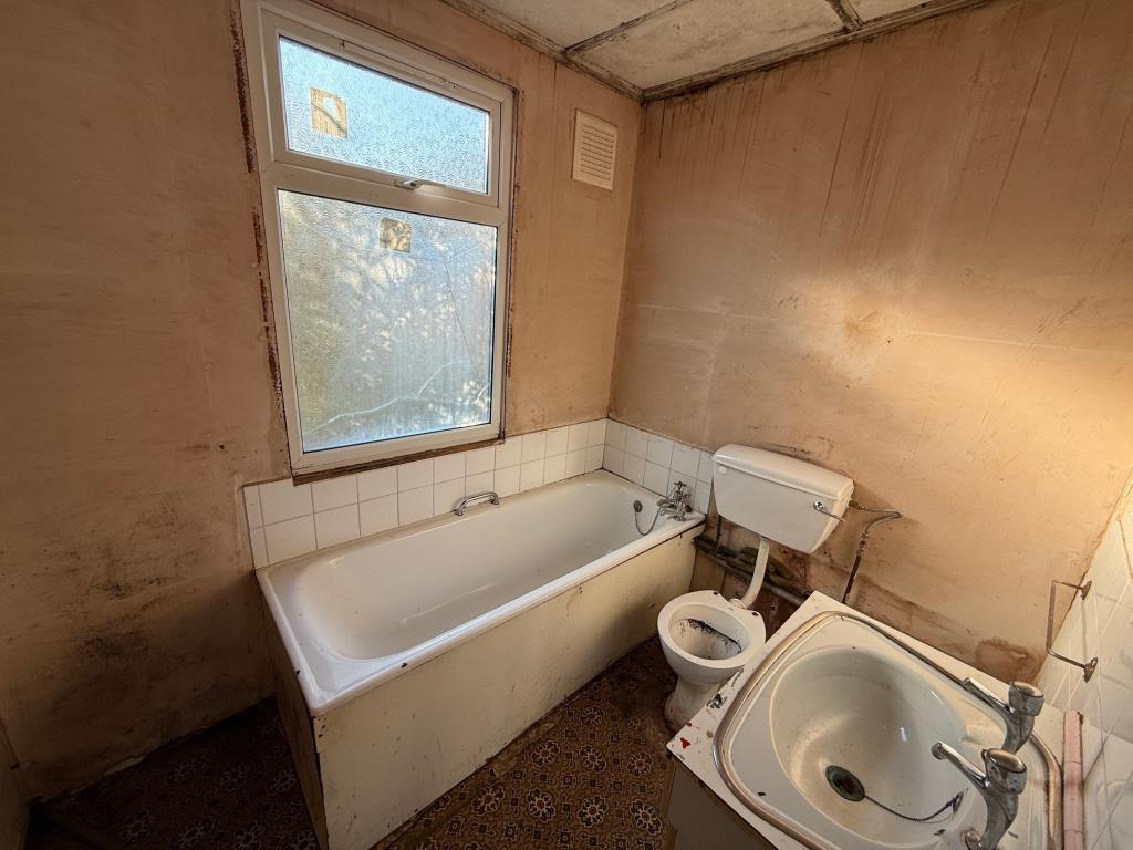 Lot: 97 - VACANT DETACHED CHALET FOR IMPROVEMENT - Bathroom with frosted window